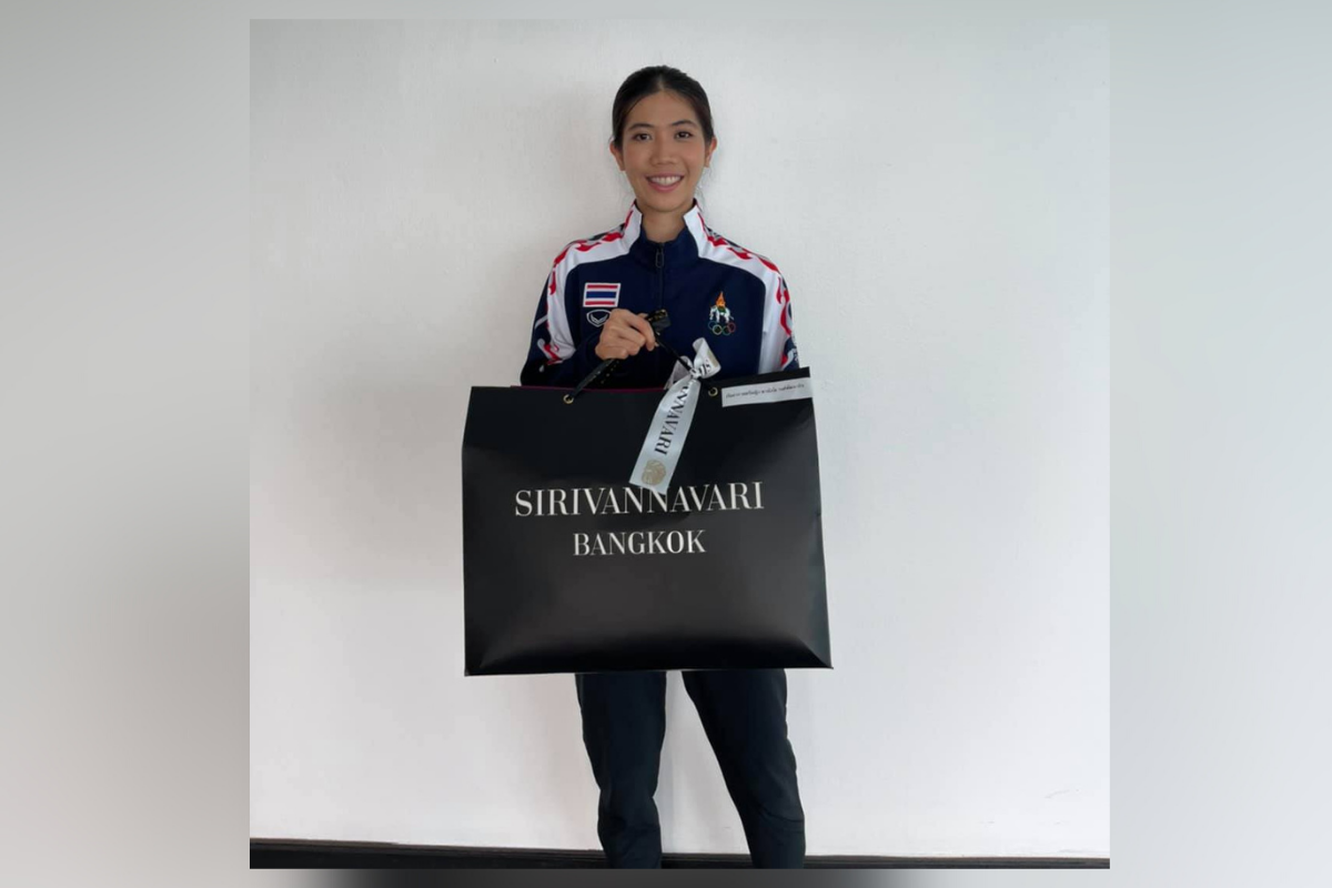 “เทนนิส” รับพระราชทานของขวัญจากแบรนด์ SIRIVANNAVARI BANGKOK