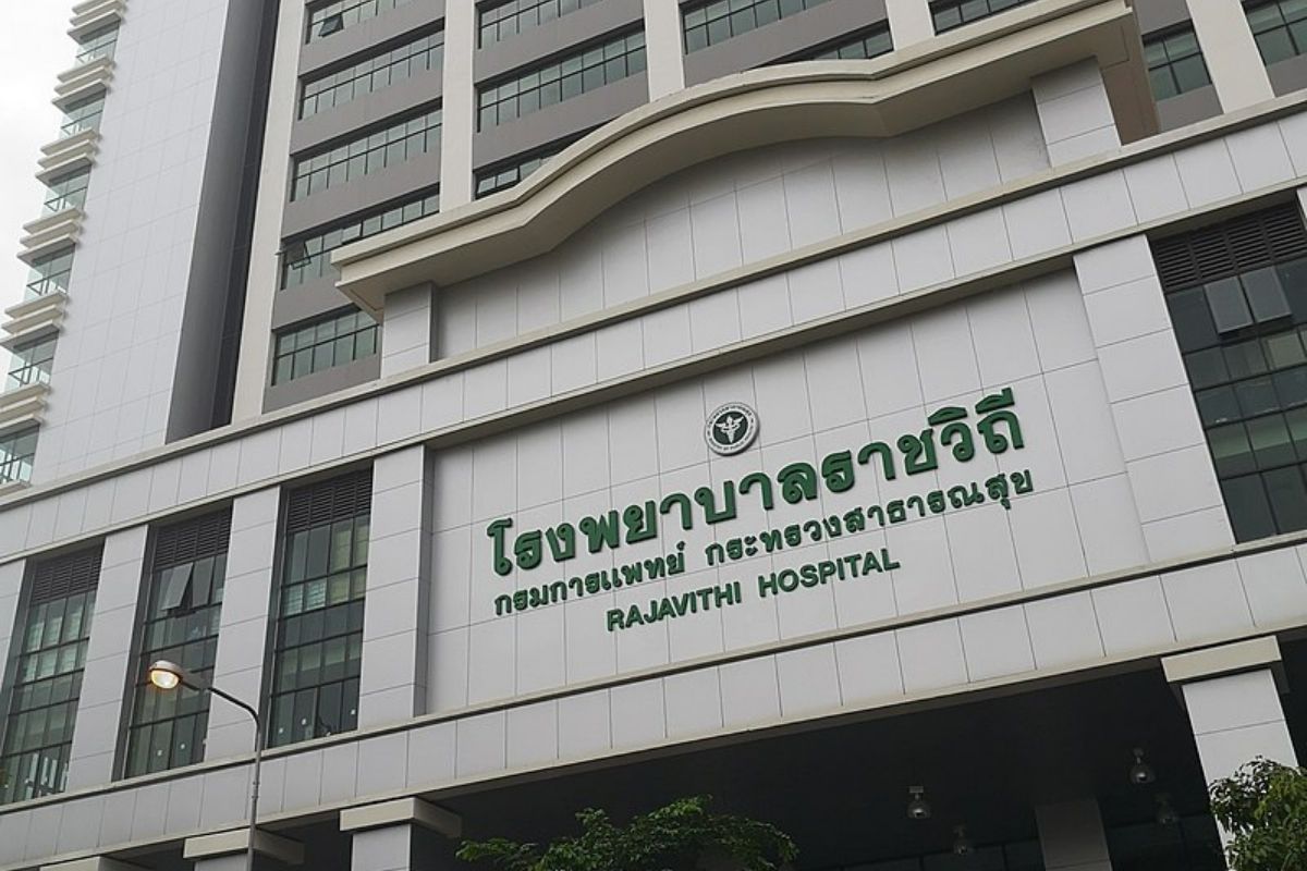 รพ.ราชวิถี พบบุคลากรแพทย์ติดโควิด งดบริการผ่าตัด-รับผู้ป่วยใน
