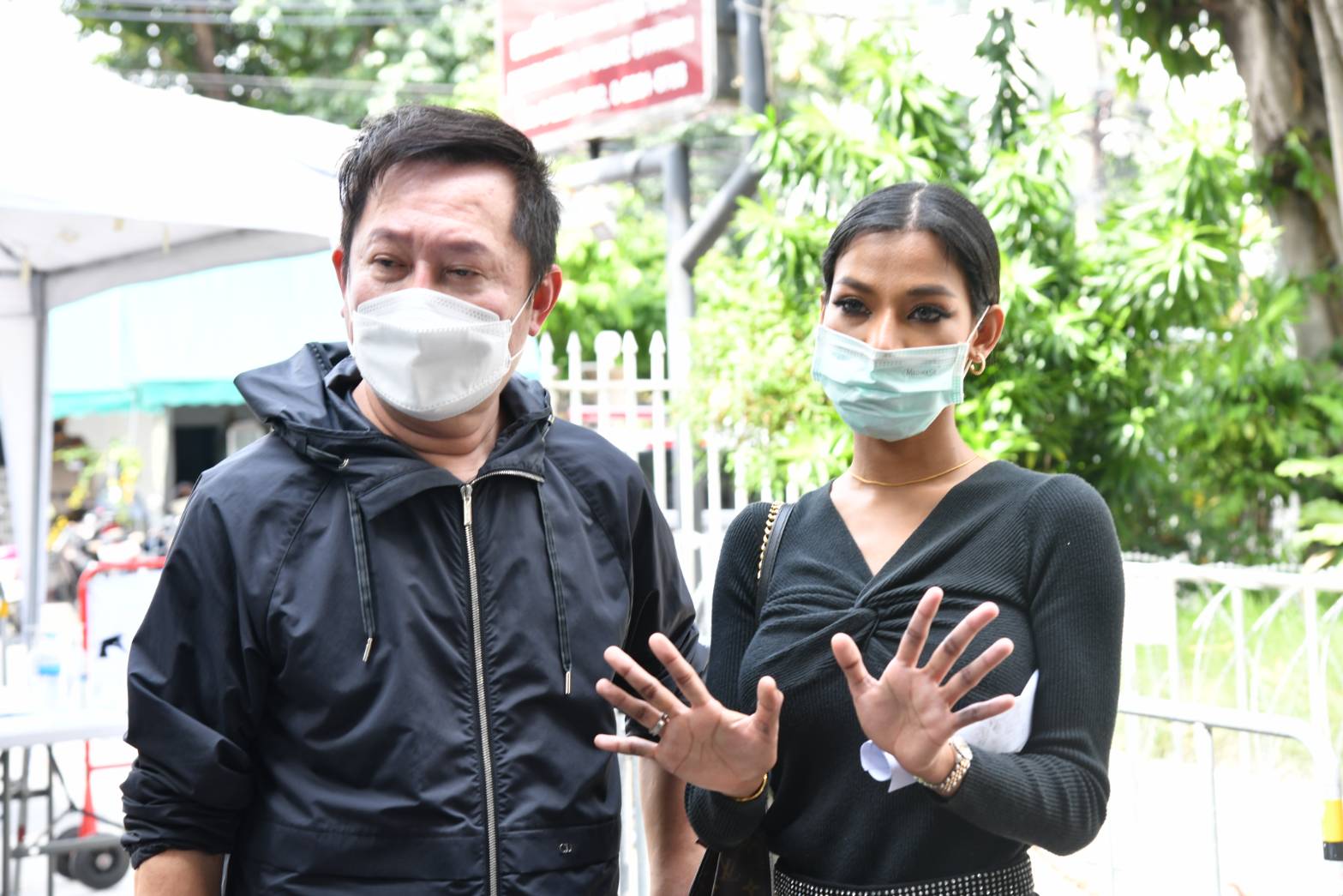 น้ำ มิสแกรนด์ ควง ณวัฒน์ รับทราบข้อกล่าวหา สน.นางเลิ้ง ปมวิจารณ์นายกฯ