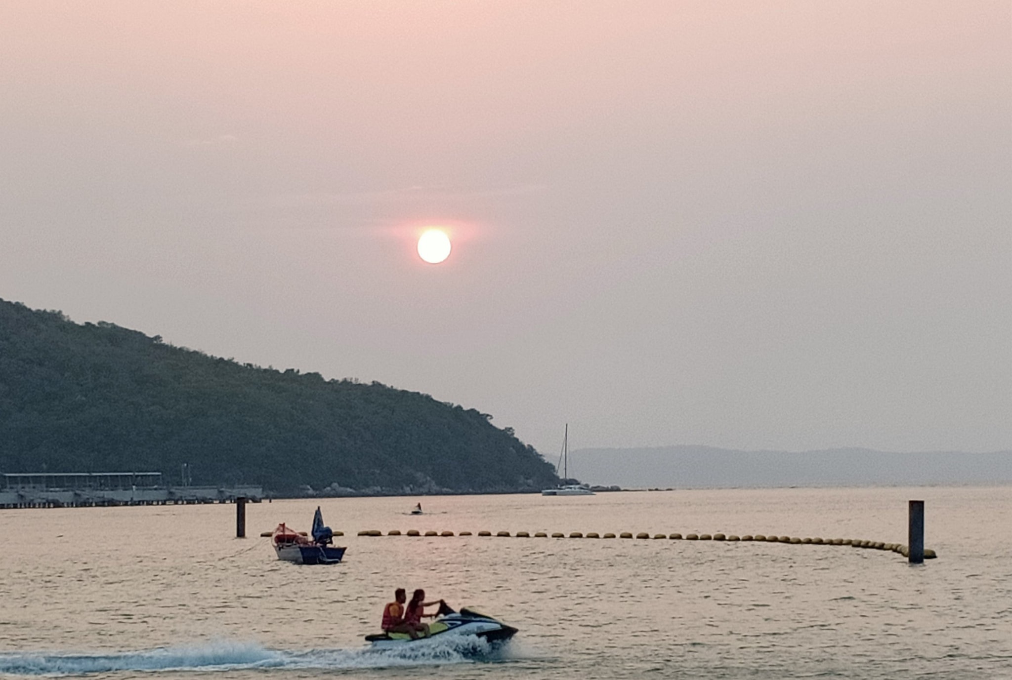 ปิดเกาะล้าน 14 วันงดรับนักท่องเที่ยว หลังตรวจเชิงรุกพบผู้ติดเชื้อเพิ่ม