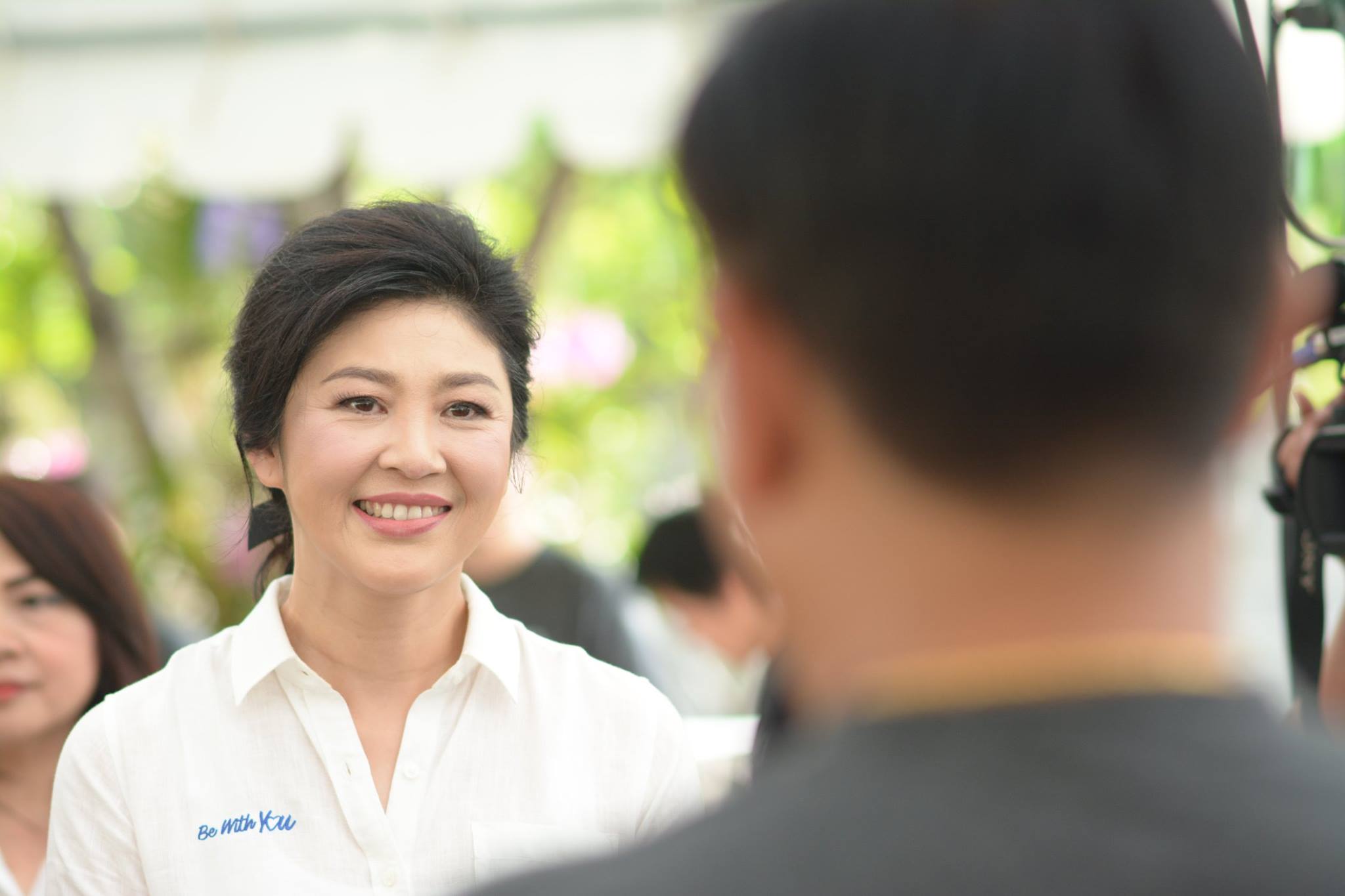 “ยิ่งลักษณ์” เหมาลำไย ช่วยเกษตรกรภาคเหนือ แจกจ่ายกับประชาชน