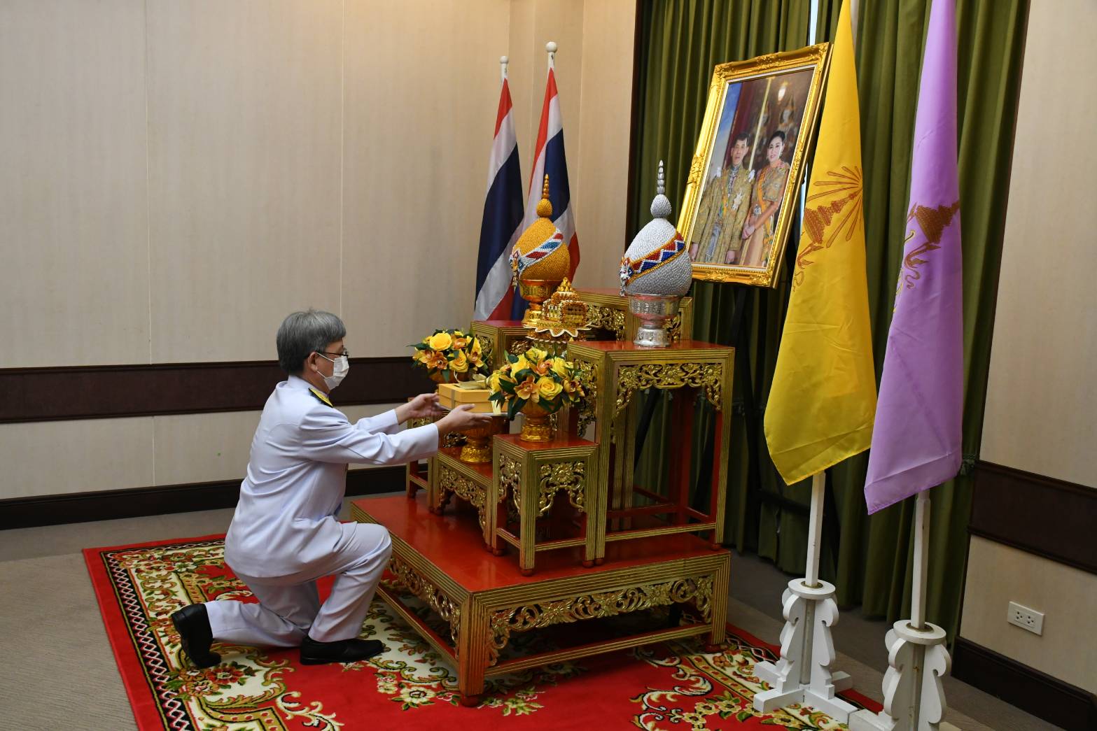 ในหลวง-พระราชินี พระราชทานรถตรวจโควิด 1 คัน คัดกรองเชิงรุกชุมชน