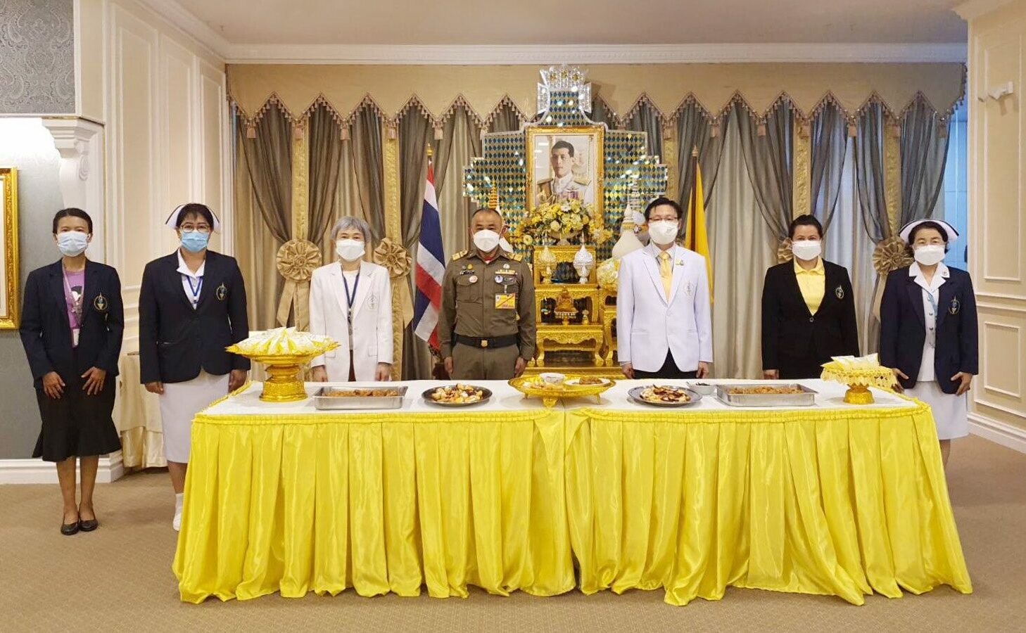 ในหลวง ทรงปรุงอาหาร พระราชทานแก่บุคลากรทางการแพทย์ สู้โควิด