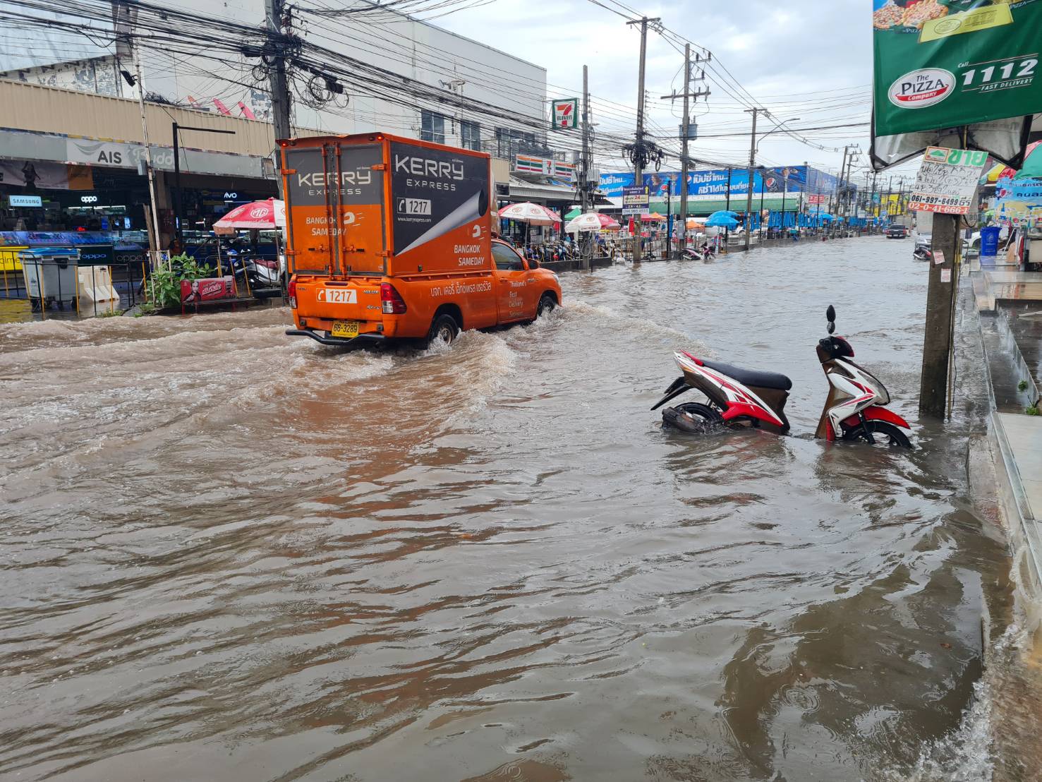 ฝนถล่มโคราช น้ำทะลักท่วม ถ.มิตรภาพ หน้าตลาดเซฟวัน รถติดยาวกว่า 1 กม.