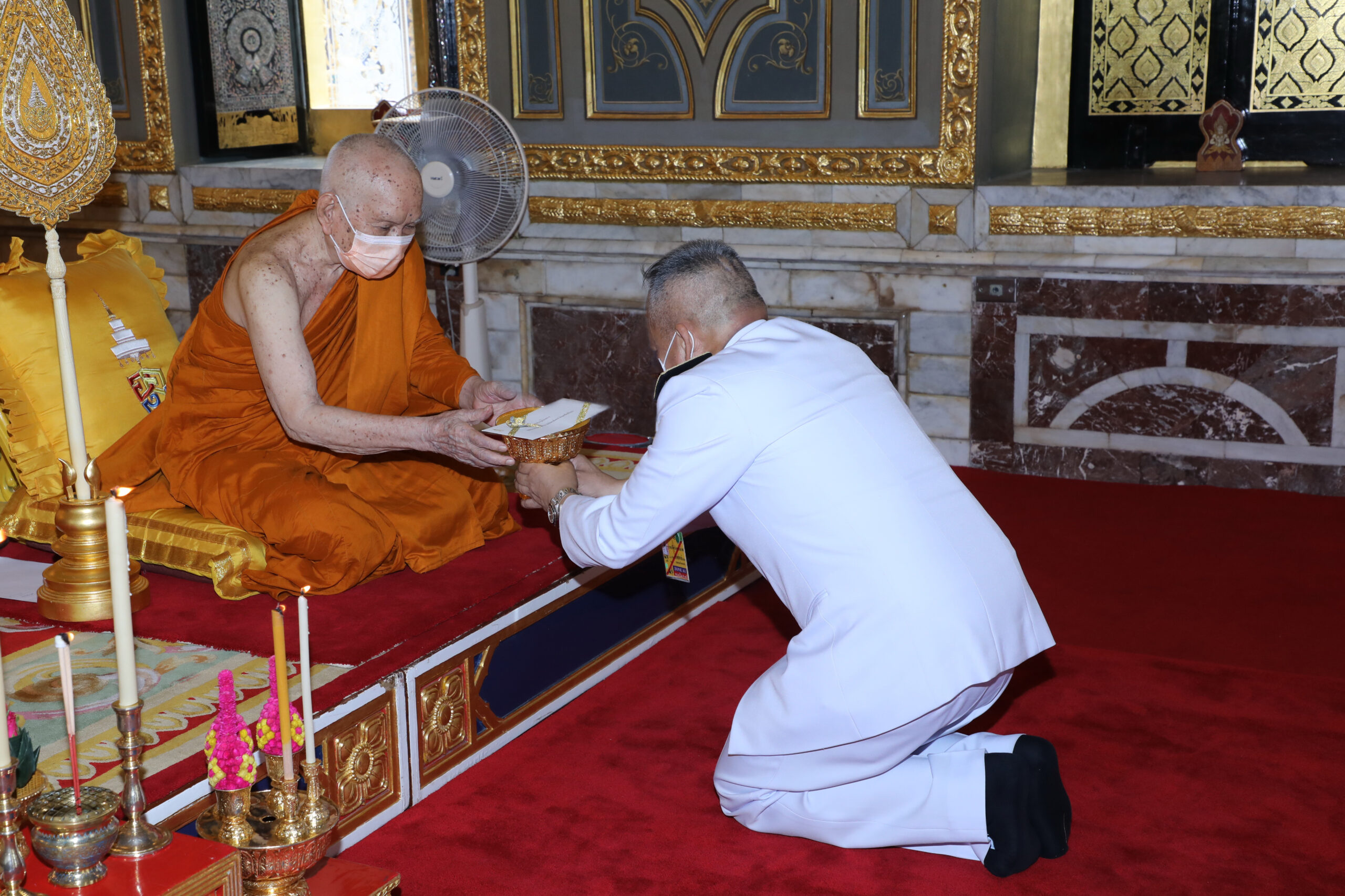 ในหลวง พระราชินี พระราชทาน 88.8 ล้าน แด่พระสังฆราช สมทบทุนจัดตั้ง รพ.สนาม