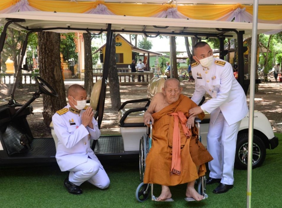 ในหลวง พระราชทานรถไฟฟ้า ถวายแด่ “หลวงปู่ชม โอภาโส” จ.หนองคาย