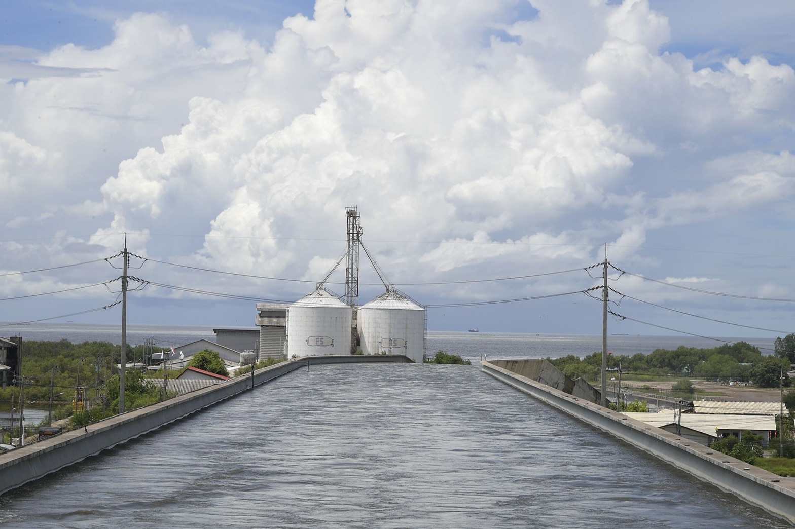 กรมชลประทาน เร่งระบายน้ำขังนิคมอุตสาหกรรมบางปู ออกสู่ทะเล – เศรษฐกิจ