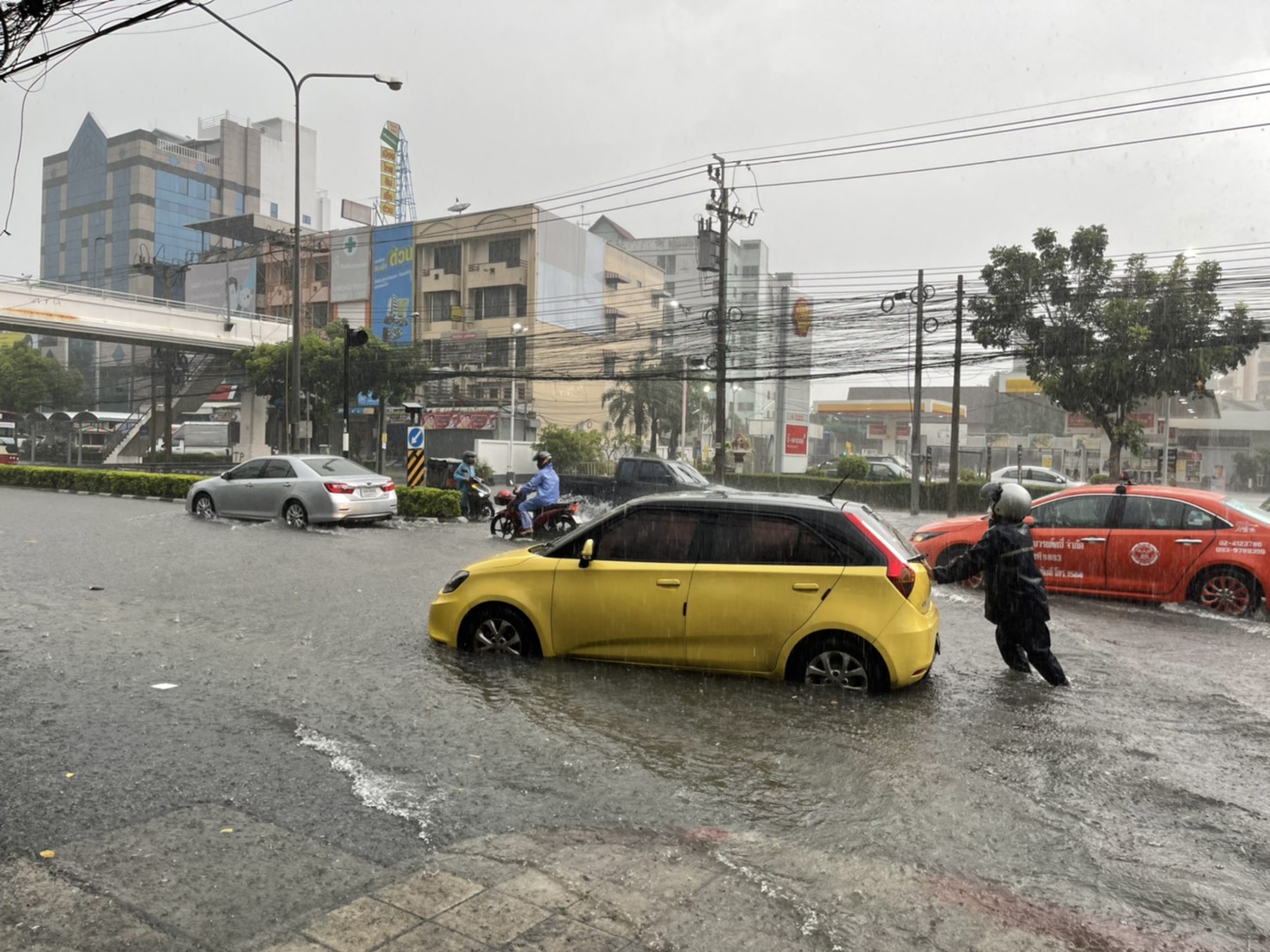 สภาพอากาศ กทม.เช้านี้ฝนตก-น้ำท่วมขังหลายพื้นที่