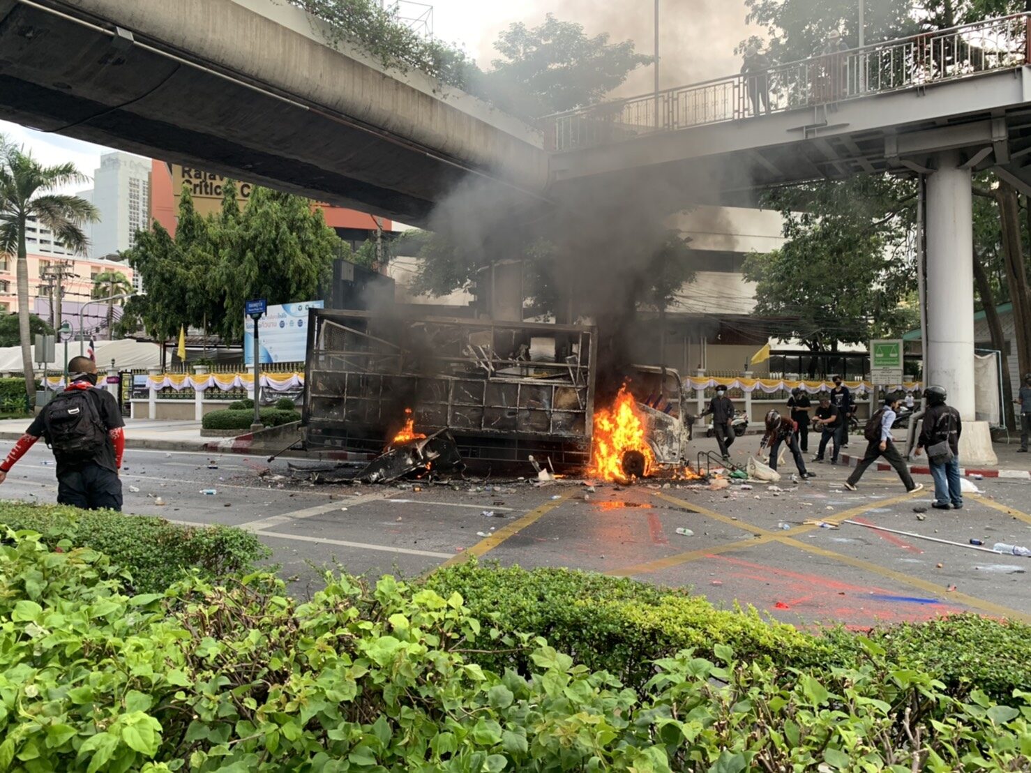 เกิดเหตุเผารถตำรวจ ข้าง รพ.ราชวิถี ระหว่างชุมนุม-ดินแดงปะทะต่อเนื่อง