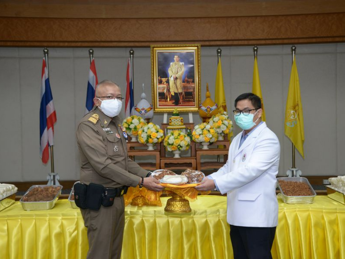 ในหลวง พระราชทานอาหาร ทรงปรุงด้วยพระองค์เอง แก่สถาบันโรคทรวงอก