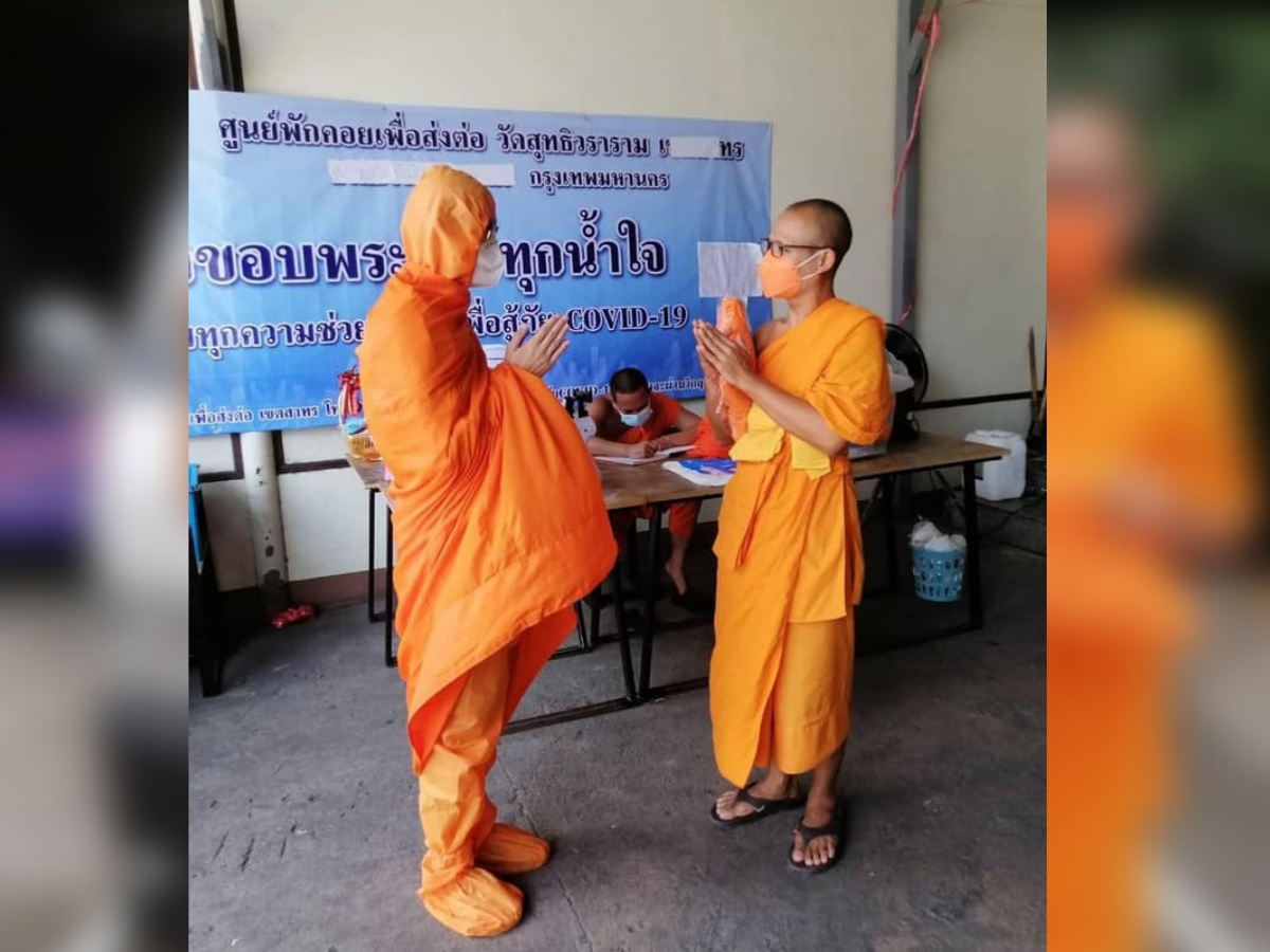 วัดพระธรรมกาย นำชุด PPE สีส้มสำหรับพระ ร่วมโครงการ #พระไม่ทิ้งโยม