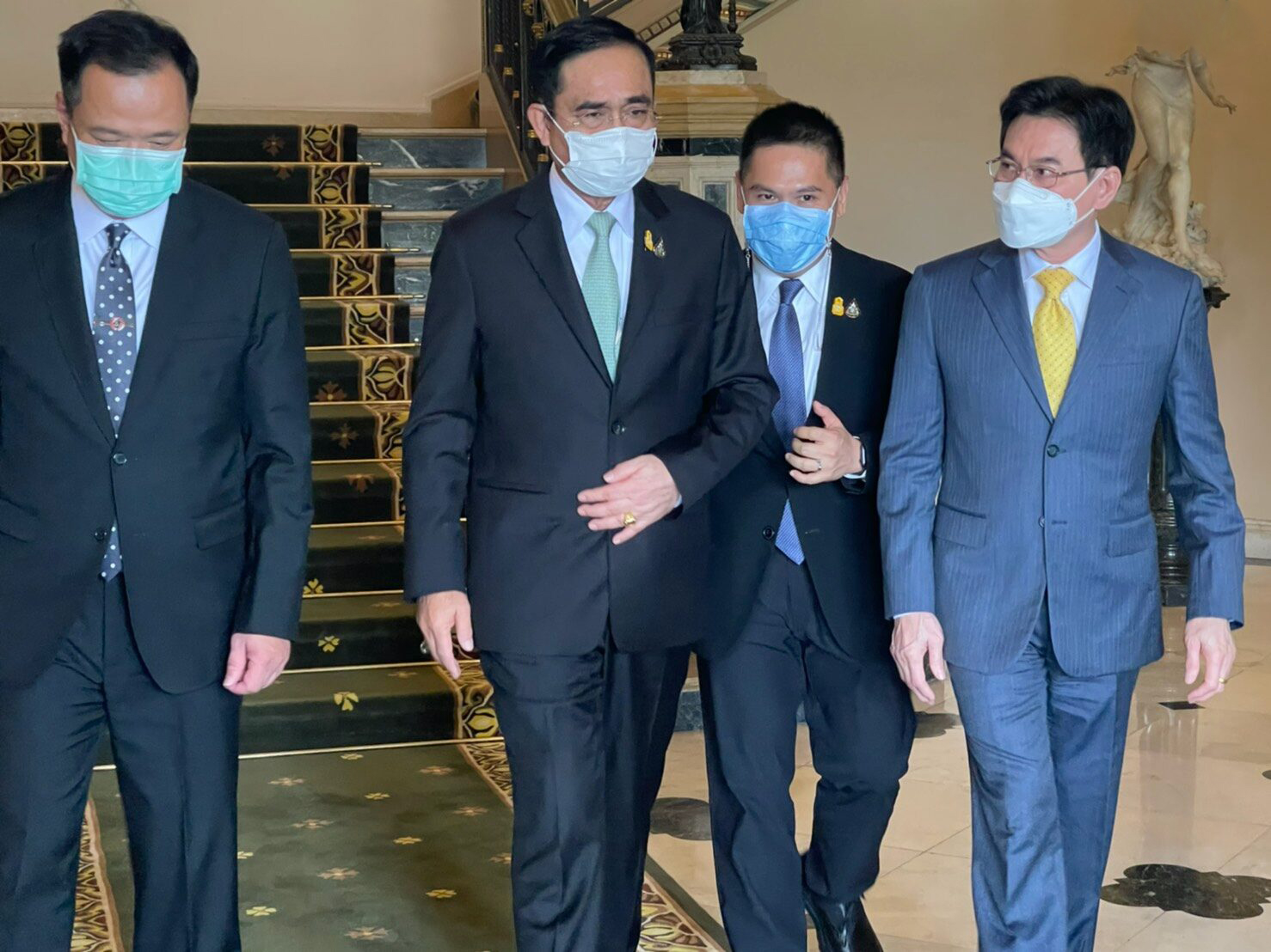 4 พรรคร่วมรัฐบาล ยังแนบแน่น คุยกระหนุงกระหนิง “ประยุทธ์” โชว์สัมพันธ์