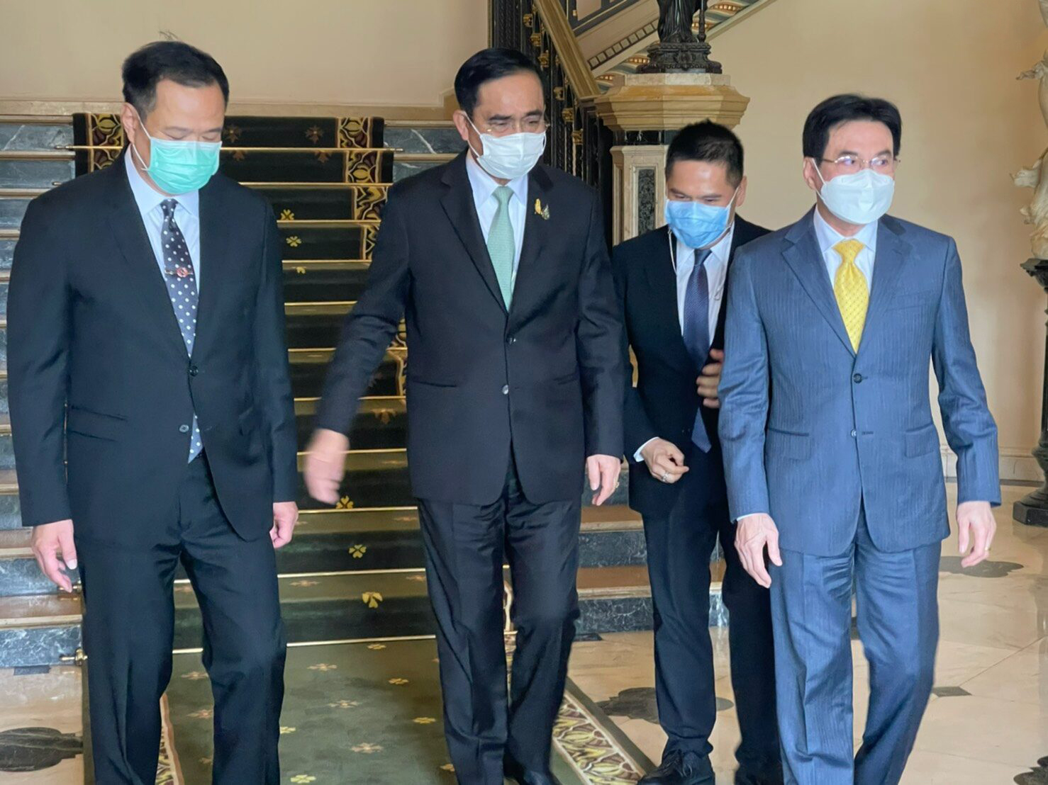 3 พรรคร่วมรัฐบาล ยังแนบแน่น คุยกะหนุงกะหนิง "ประยุทธ์" โชว์สัมพันธ์