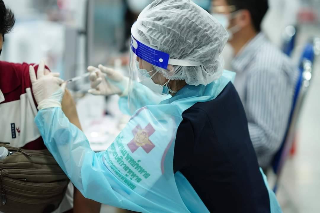 ศูนย์ฉีดวัคซีนบางซื่อ วันละ 30,000 คน เตือนมิจฉาชีพเรียกเก็บเงิน