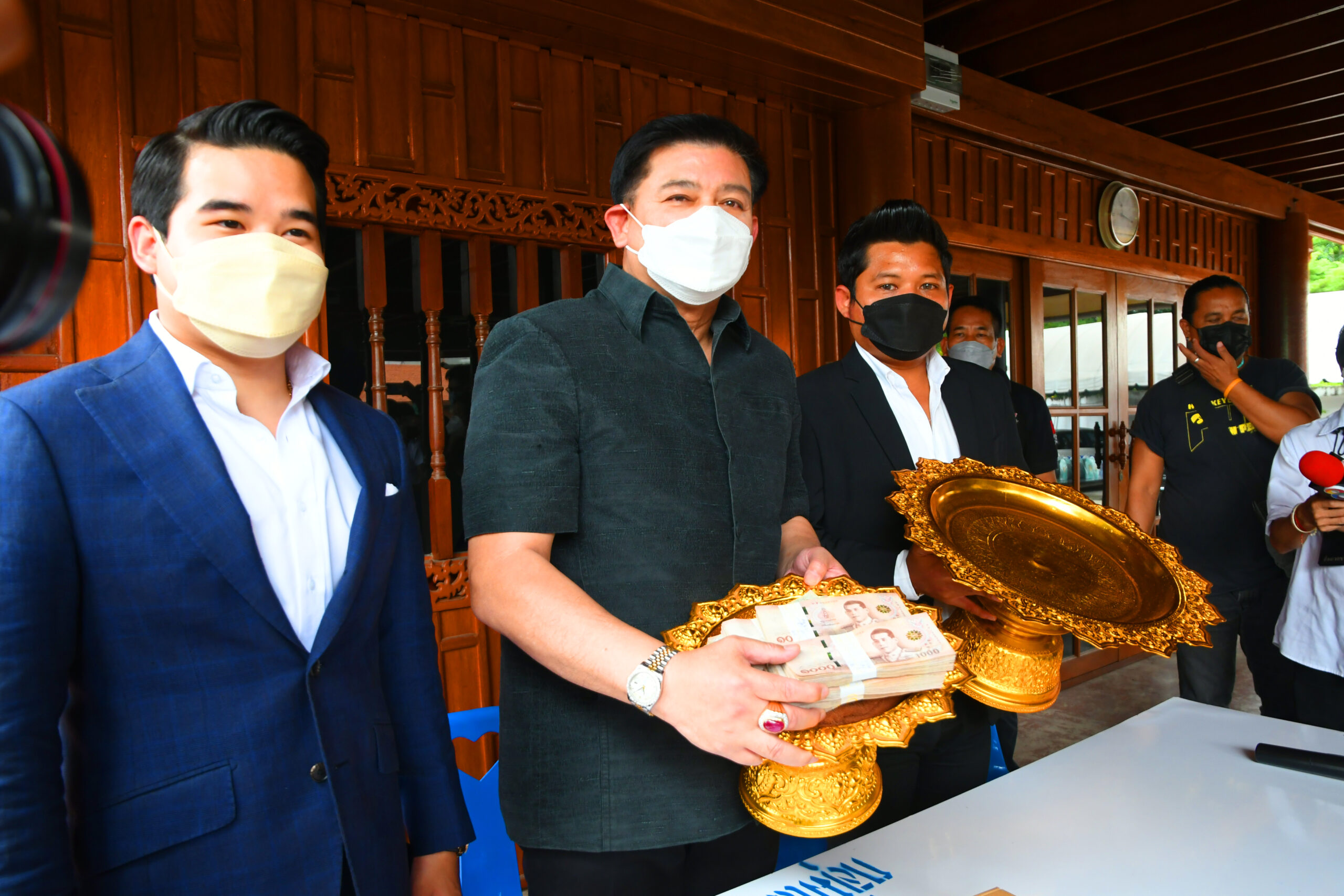 “สิระ” วางเงินสด 1 ล้านใส่พาน รอ “ลูกนัท” เดิมพันตาบอดจริงหรือไม่