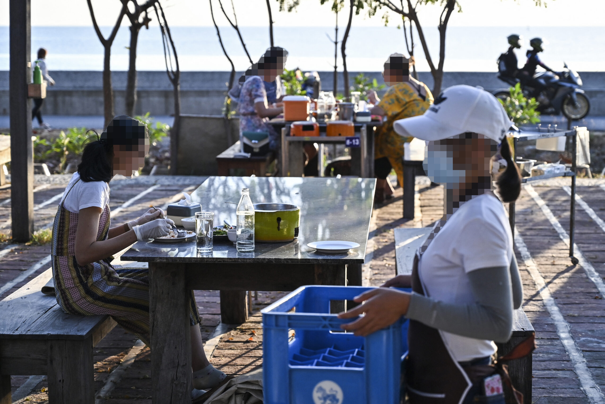 อัพเดตชง ศบค. เปิดนั่งกินในร้าน เสริมสวย ร้านกลางแจ้ง เฟสแรก 1 ก.ย.นี้