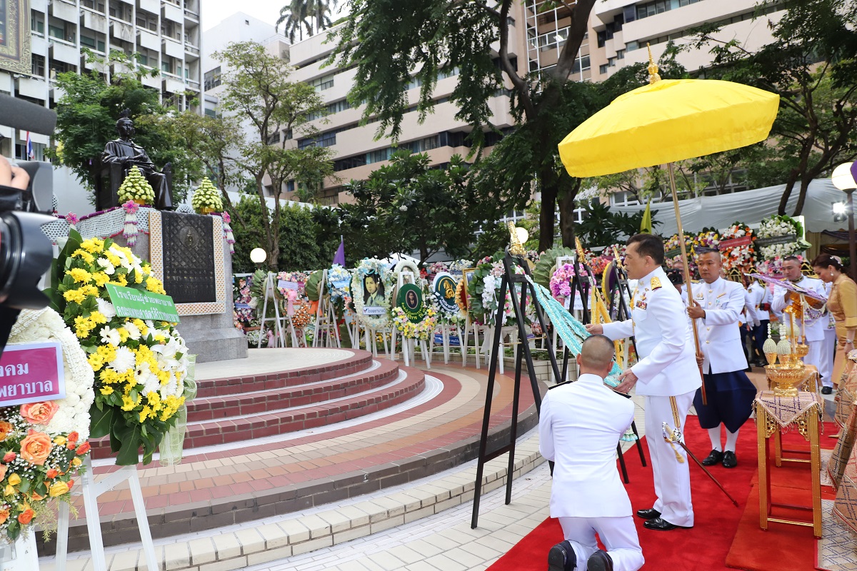 เชิญชวนเฝ้าฯรับเสด็จ ในหลวง พระราชินี เนื่องในวันมหิดล ณ รพ.ศิริราช