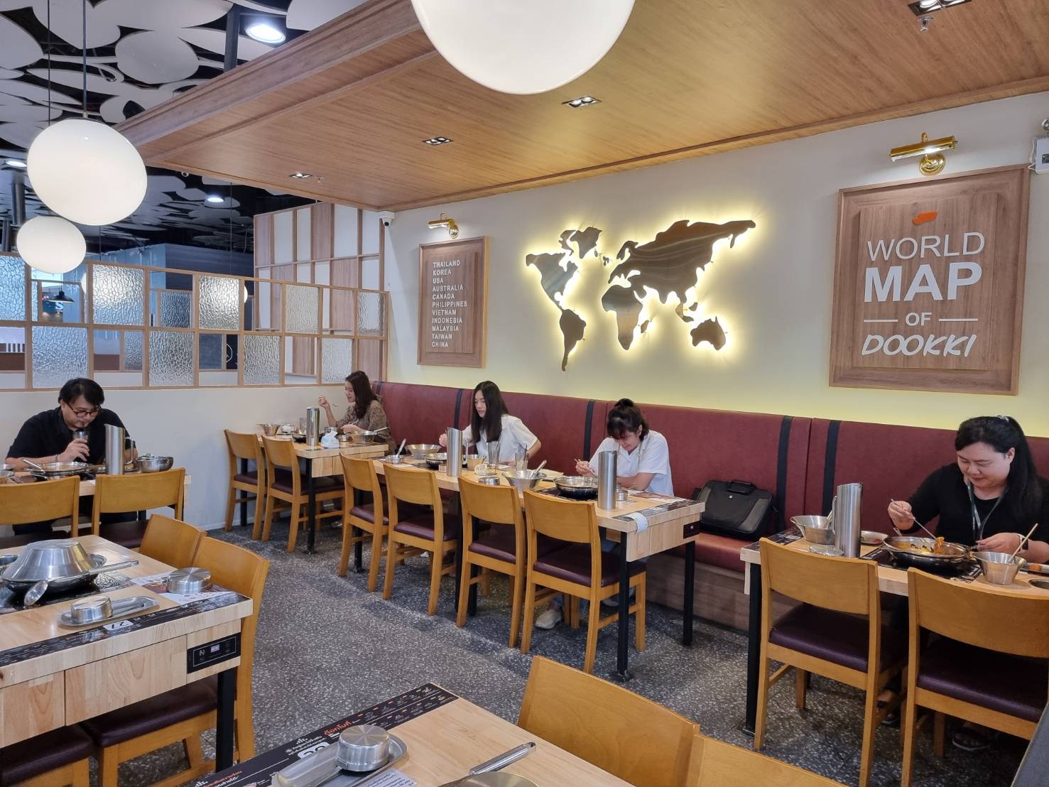 บรรยากาศเปิดศูนย์การค้าในเครือ MBK วันแรก ร้านอาหาร-ไอที สุดคึก
