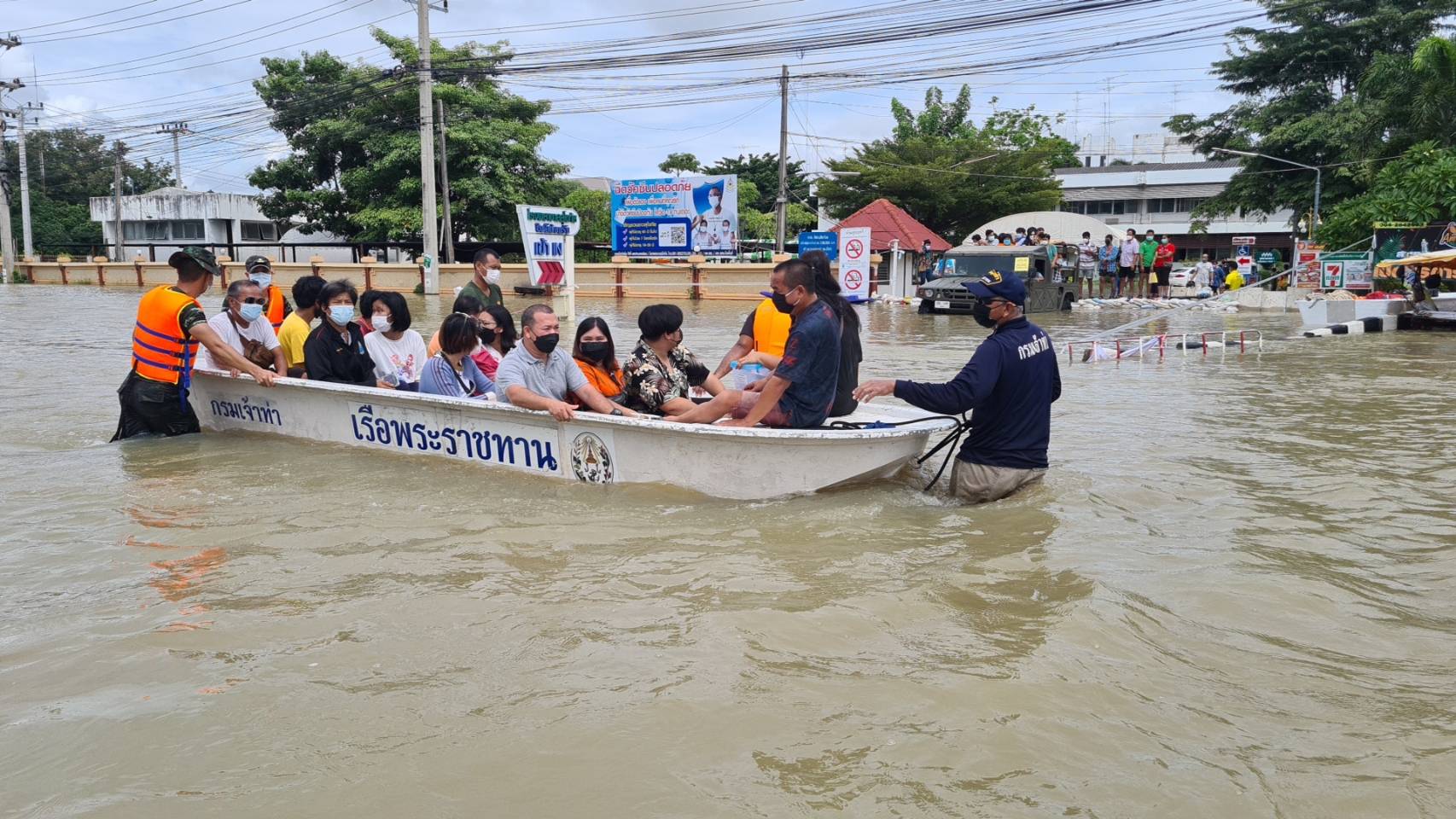 “เจ้าท่า” นำเรือพระราชทานออกช่วยน้ำท่วม สุโขทัย-อยุธยา-ชัยภูมิ-โคราช