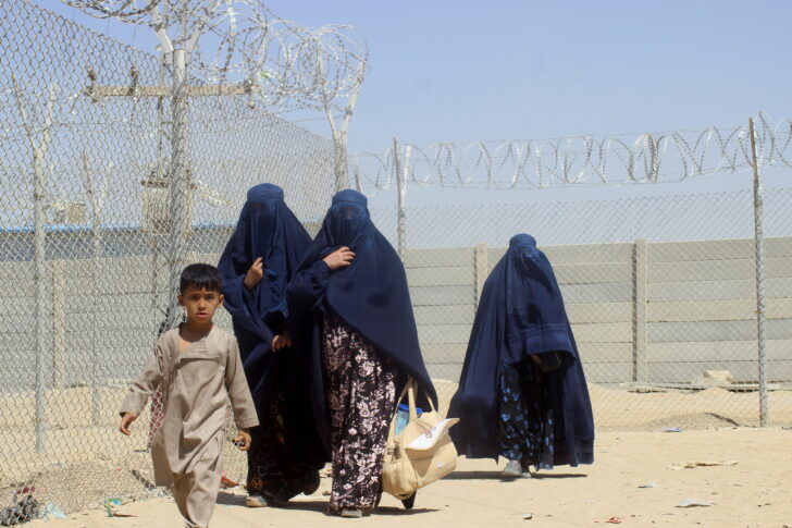 People cross Pakistan-Afghanistan border at Friendship Gate in Chaman