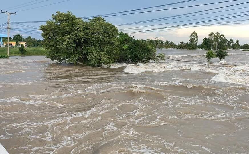 อ่างลำเชียงไกร น้ำทะลักท่วมสูง 50 ซม. เร่งอพยพชาวบ้าน 800 ชีวิต