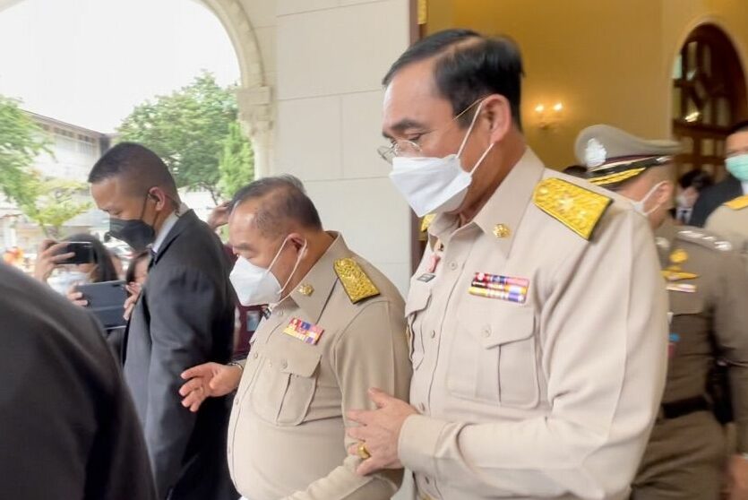 เปิดภาพ พี่น้อง 2 ป. ประยุทธ์-ประวิตร ควงแขน สยบข่าว พปชร. แตก