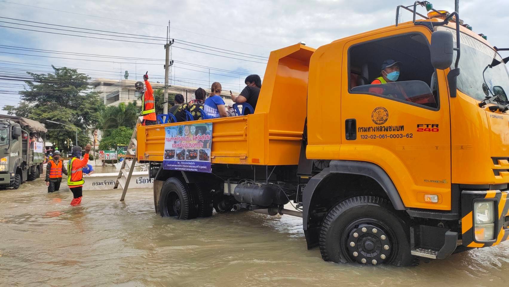 ทางหลวงชนบทบริการรถรับส่งผู้ประสบภัยน้ำท่วม สุโขทัย-ลพบุรี-โคราช