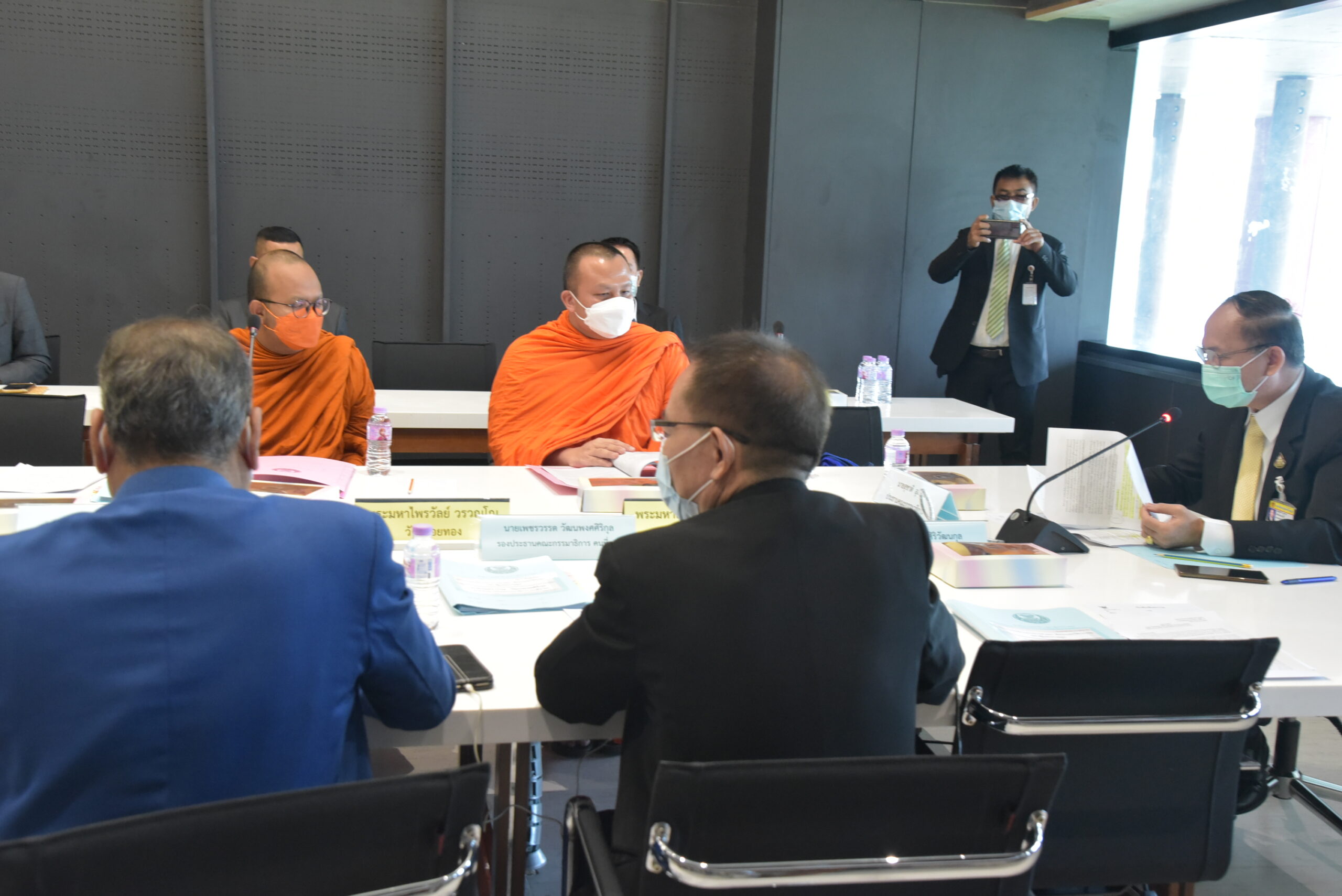 2 พส. เข้าสภา ชี้แจง กมธ. ศาสนา ปมไลฟ์สด สอนธรรมะ
