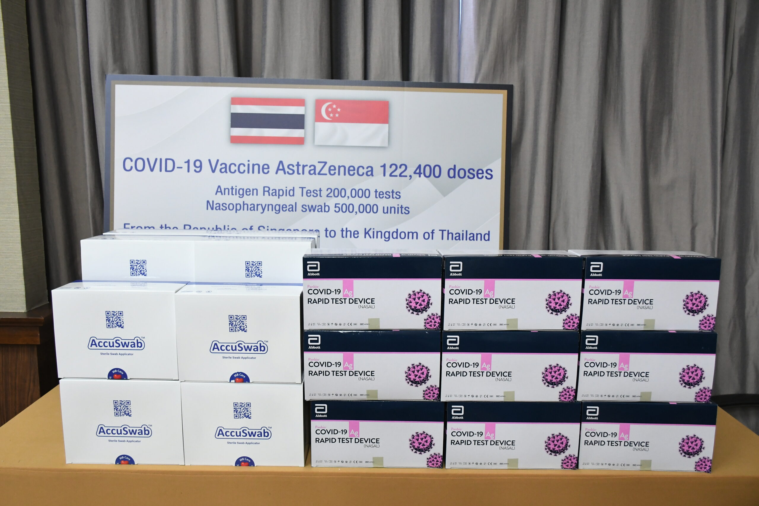 สธ. รับมอบแอสตร้าฯ 1.2 แสนโดส-ชุดตรวจโควิด จากรัฐบาลสิงคโปร์