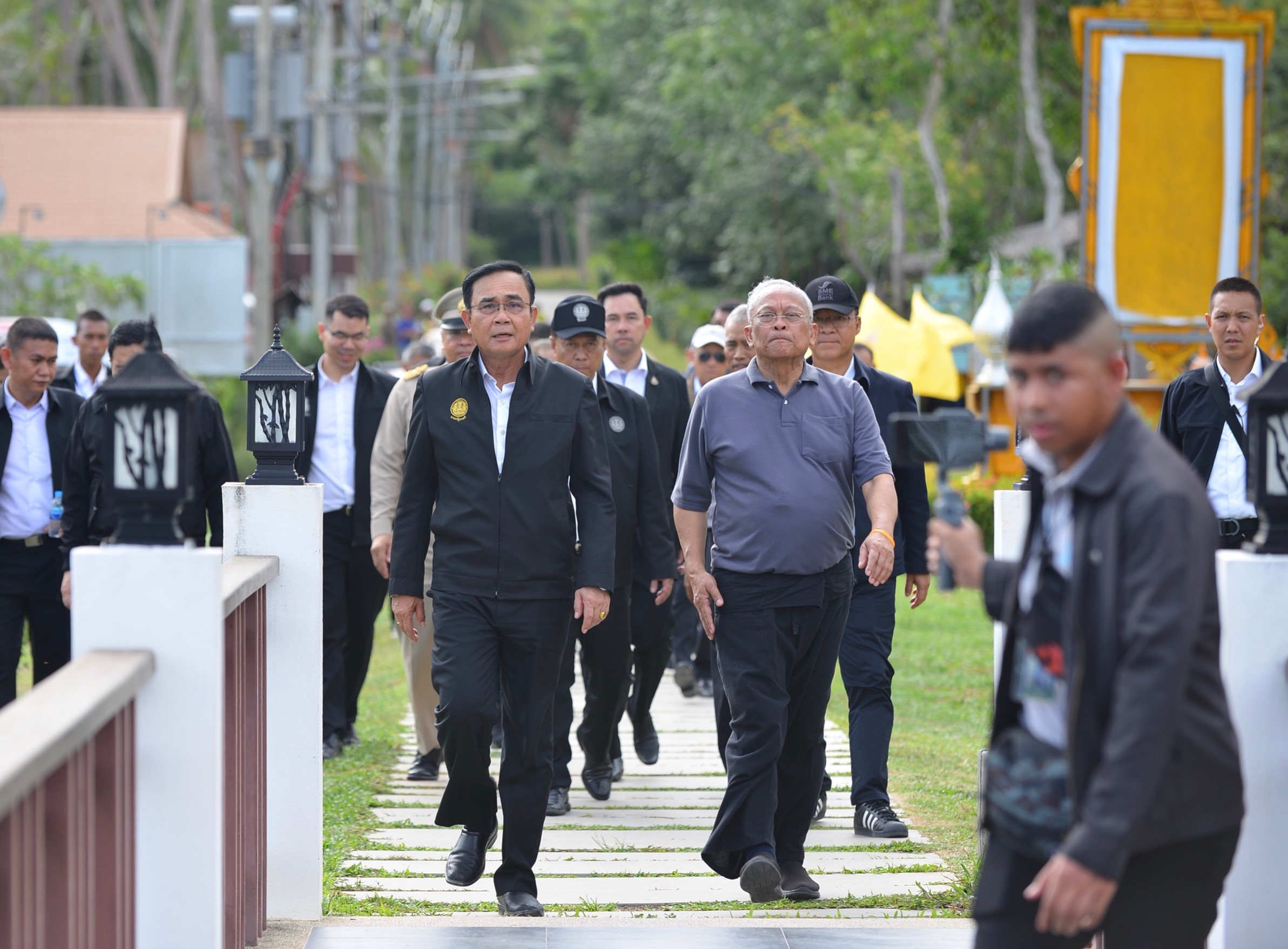 สุเทพ หนุน ประยุทธ์ เป็นนายกฯต่อ ซัดคนเลวซื้อ ส.ส. ลงมติไม่ไว้วางใจ