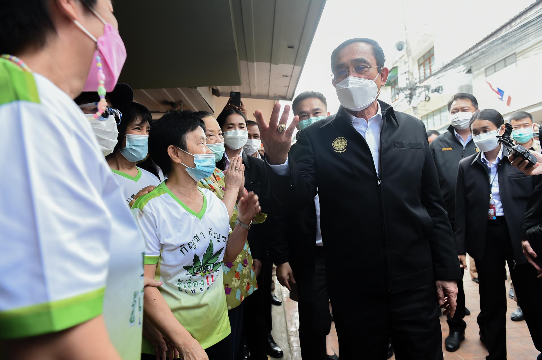 ประยุทธ์ ขาลอย-ประวิตร เบ่งบารมี ลงพื้นที่แก้น้ำท่วมเพชรบุรี-อยุธยา