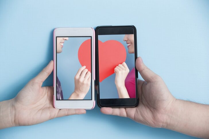 Hand,Take,Smart,Phone,With,Young,Couple,Take,Heart,In