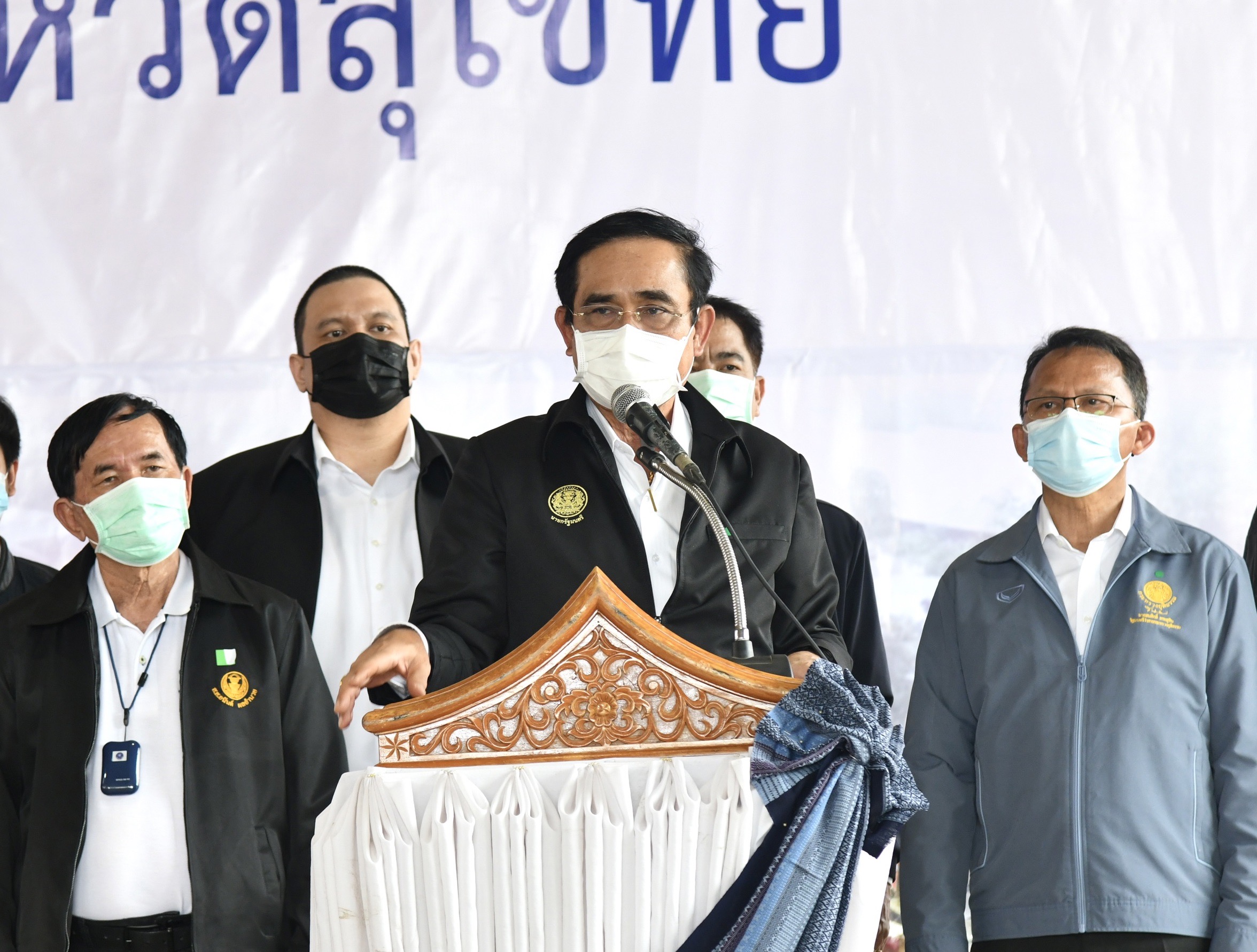“ประยุทธ์-สมศักดิ์” แจกถุงยังชีพ ซับน้ำตาชาวสุโขทัยจากอุทกภัย