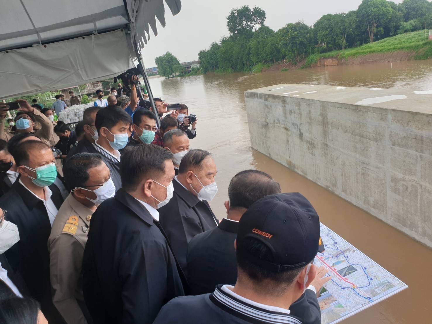 พปชร.ตั้งศูนย์ช่วยเหลือผู้ประสบภัยน้ำท่วม ส่ง ส.ส.แจกถุงยังชีพ