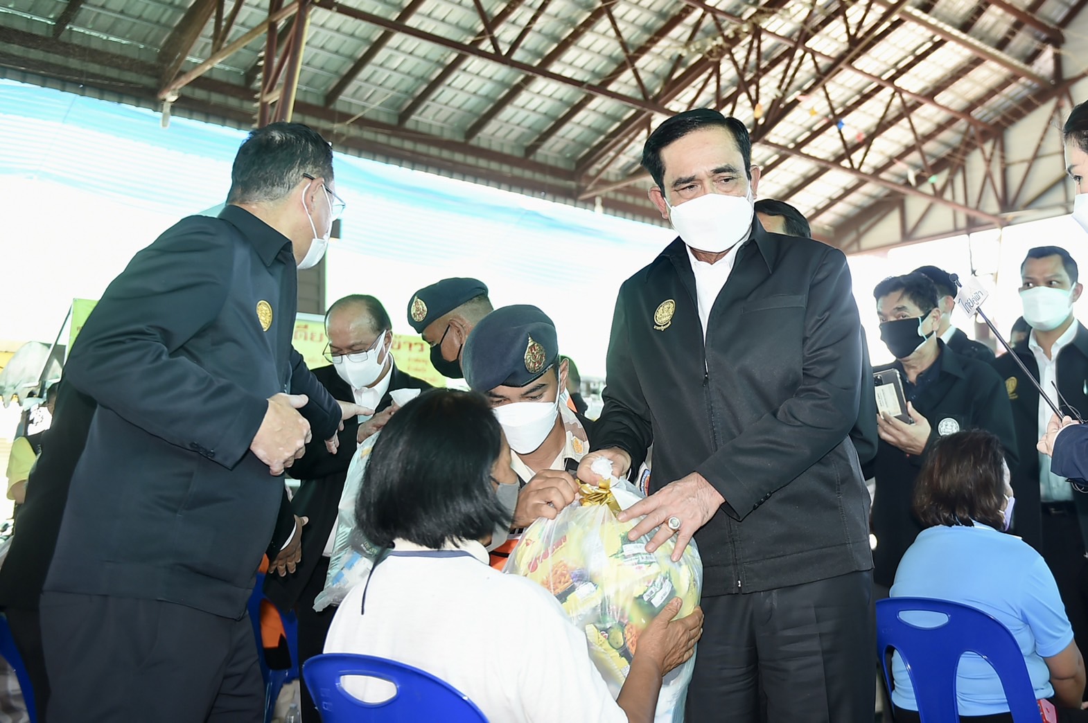 “ประยุทธ์” มอบถุงยังชีพ อ้อน แม่เป็นคนชัยภูมิ-เกิดโคราช 