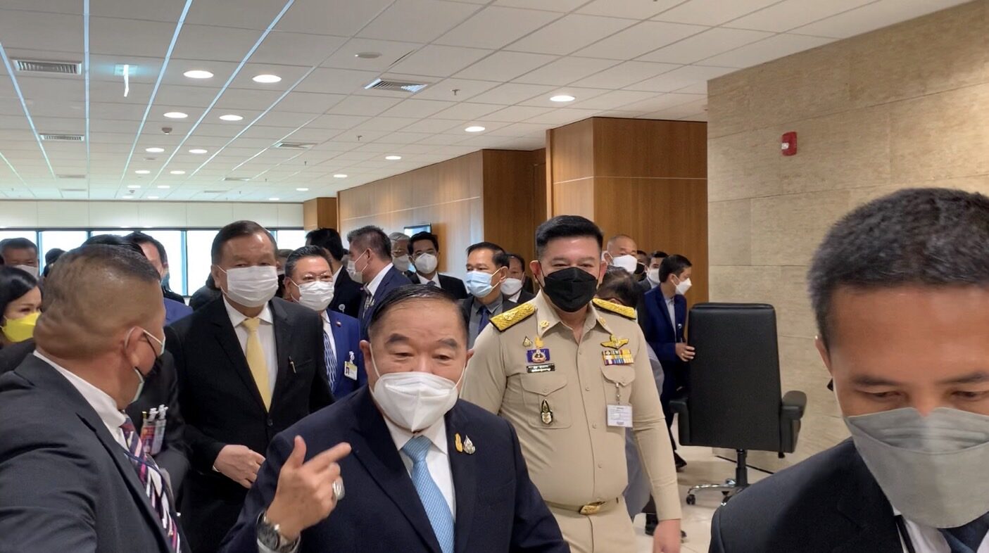 ประชุม พปชร. :  ประวิตร กำชับลูกพรรค “ทุกคนต้องรักกัน”
