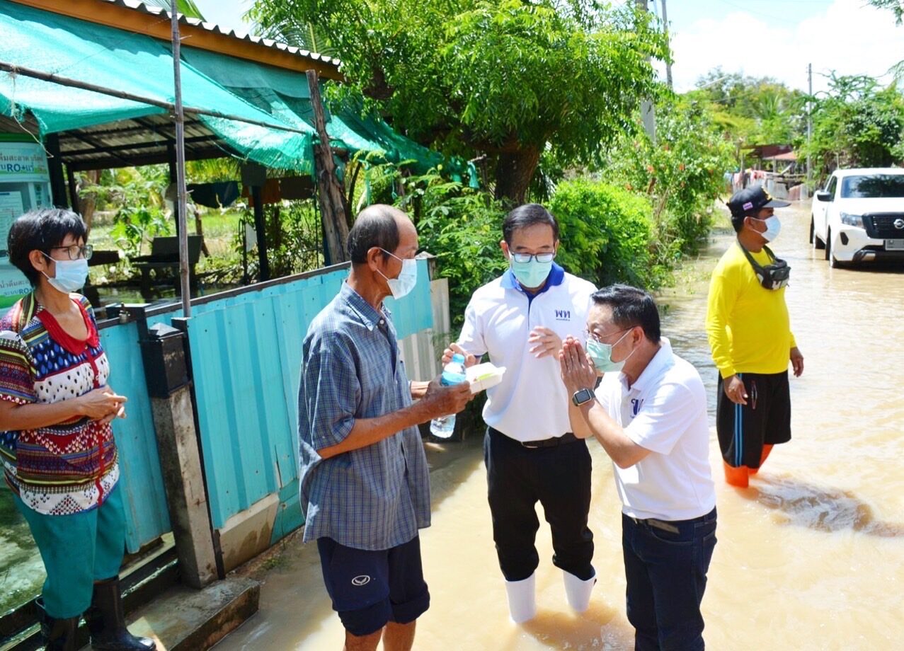 เพื่อไทยลุยน้ำท่วมโคราช แจกข้าวกล่อง-ถุงยังชีพ ช่วยผู้ประสบภัย