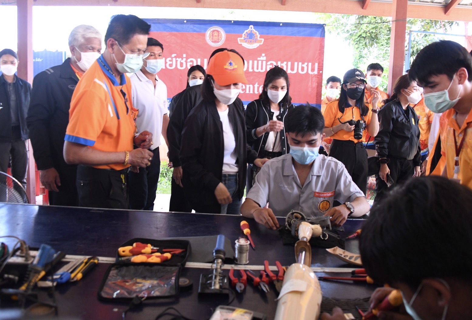 ตรีนุช ลุยน้ำท่วมสิงห์บุรี จัดทีม Fix It Center ช่วยประชาชน-ร.ร.ทั่วประเทศ