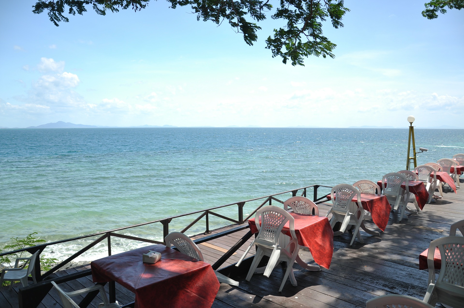 พนักงานร้านอาหารหัวหินติดโควิด 12 ราย พบฉีดซิโนฟาร์มแล้ว 2 เข็ม
