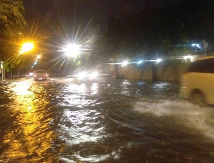 กทม.-ฝนตกหนักน้ำท่วมขังรอระบาย กทม.-ฝนตกหนักน้ำท่วมขังรอระบาย
