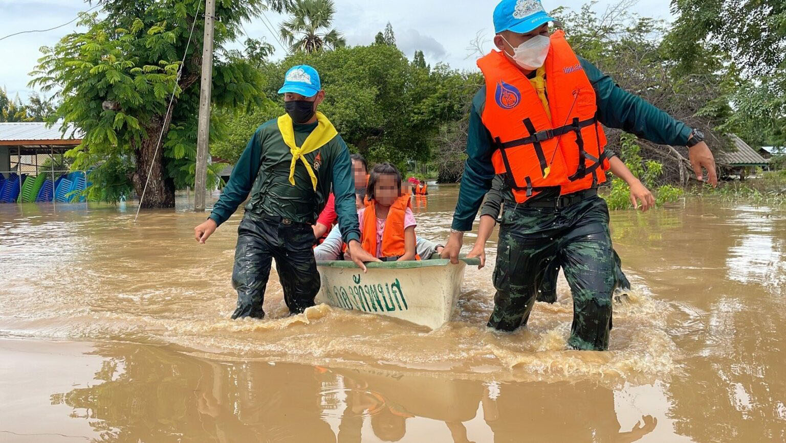 ประยุทธ์ สั่งกลาโหม ระดมกำลังพล-ยุทโธปกรณ์ ช่วยประชาชนน้ำท่วม