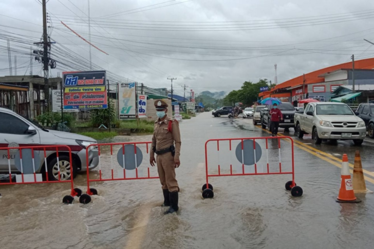 สุพรรณบุรี อ่างเก็บน้ำกระเสียวล้นสปิลเวย์ในรอบ 10 ปี 10 อำเภอน่าห่วง