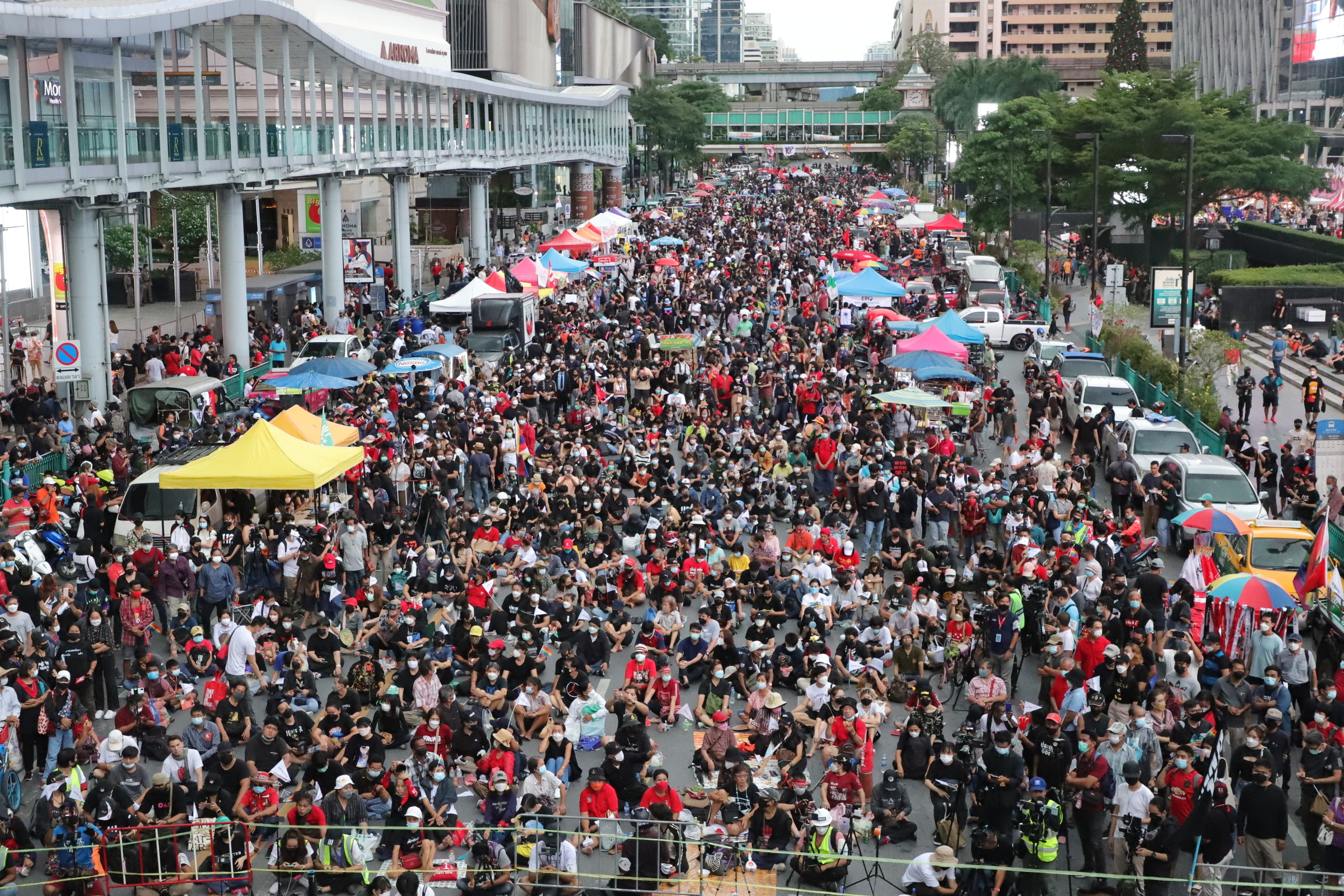 ม็อบราษฎร-แนวร่วม แยกราชประสงค์คึกคัก “ไอลอว์” ล่ารายชื่อยกเลิก 112