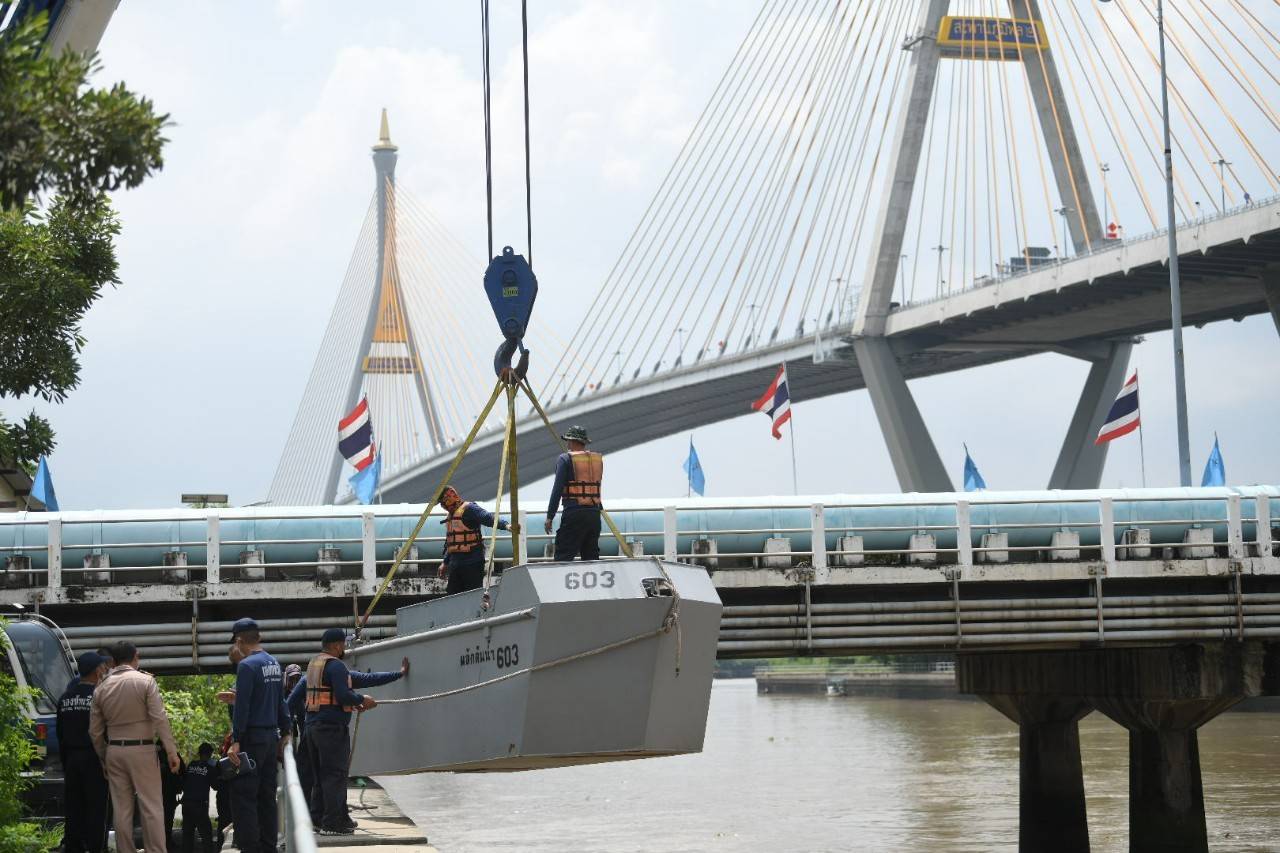 “ทัพเรือ” ส่งเรือดันน้ำ 12 ลำ ช่วย กทม.เร่งระบายน้ำ 1.2 ล้านลบ.ม./วัน