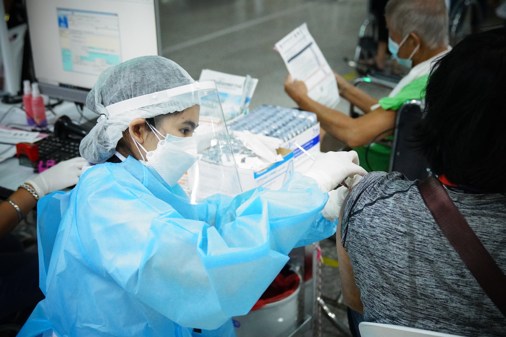 กทม.เร่งฉีดวัคซีนกลุ่มตกสำรวจ “ชุมชนตลาดกีบหมู” คลองสามวา