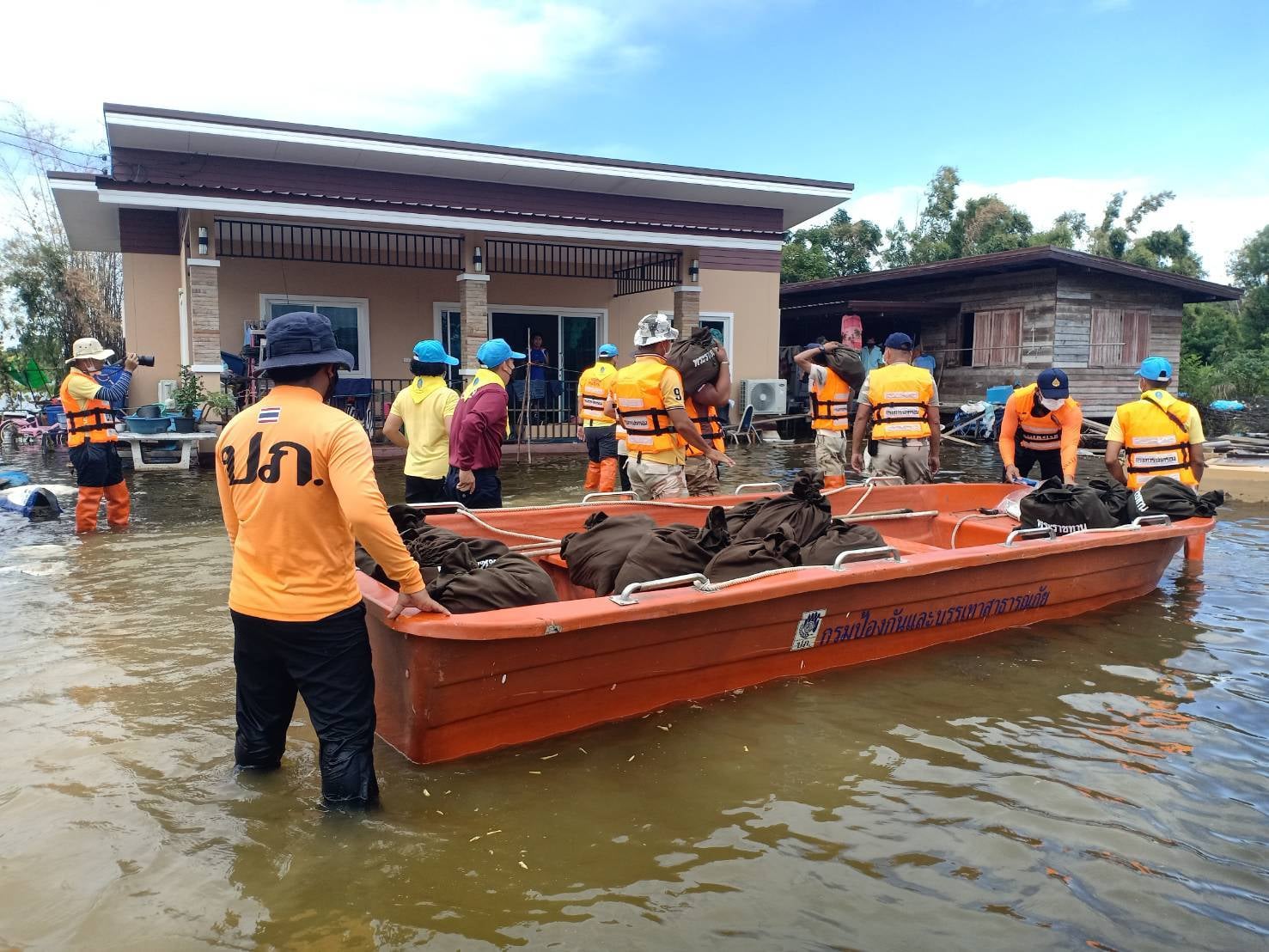 ปภ. อัพเดตน้ำท่วม ยังมีสถานการณ์ 11 จังหวัด อยุธยาท่วม 10 อำเภอ