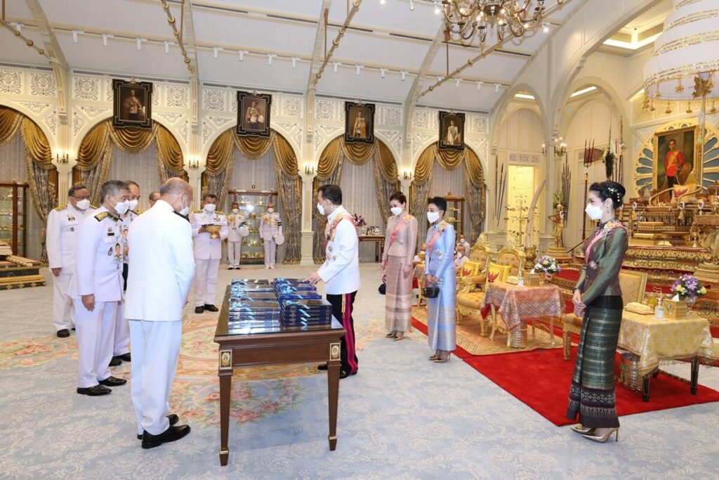 ในหลวง พระราชทานหนังสือสารานุกรมไทย สำหรับเยาวชน