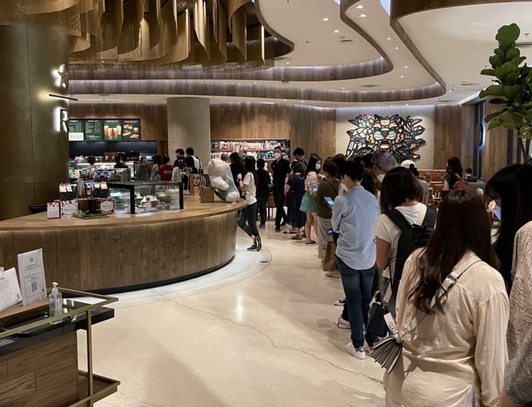 แก้วสตาร์บัคส์ 50 ปี เป็นเหตุสังเกตได้ !! แห่ยืนรอต่อคิวซื้อหลายชั่วโมง