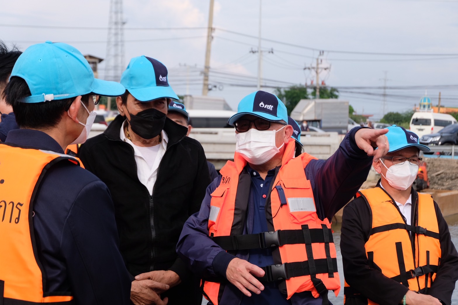 “สุพัฒนพงษ์” นำทีม-ปตท. ลงพื้นที่ตรวจน้ำท่วม จ.สมุทรปราการ 