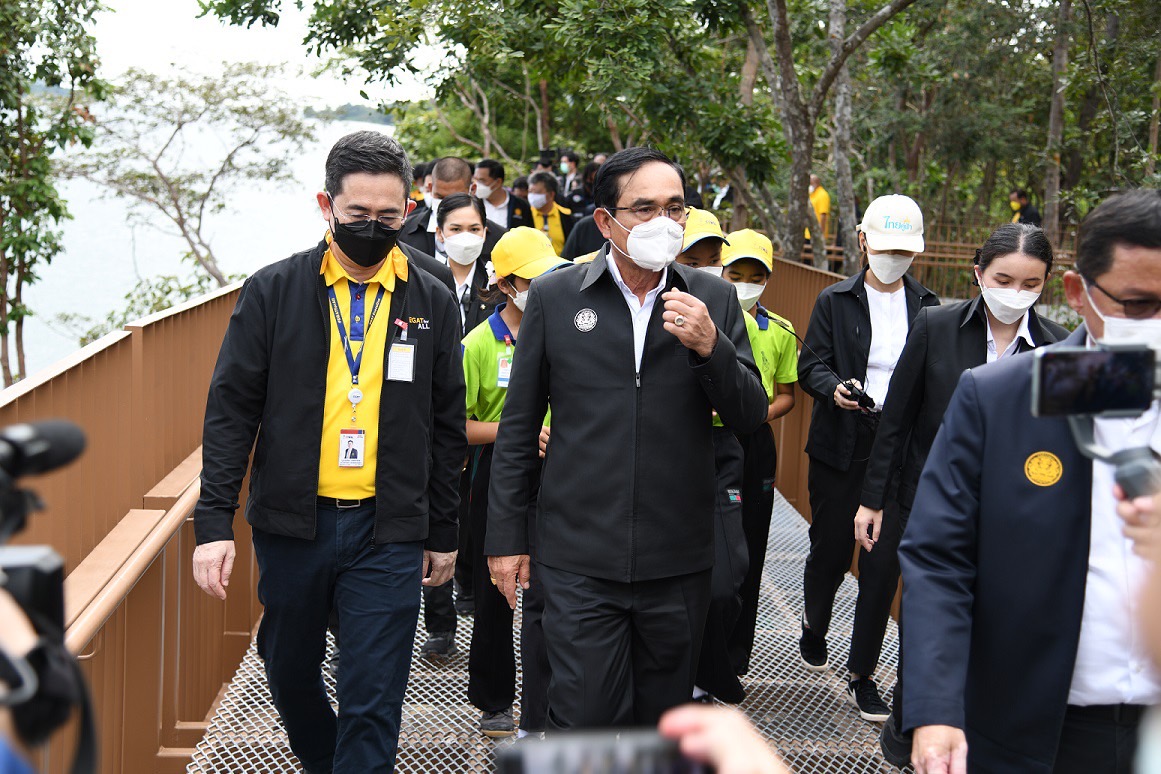 “ประยุทธ์” เยี่ยมชมโซลาร์ลอยน้ำไฮบริดใหญ่ที่สุดในโลก เขื่อนสิรินธร